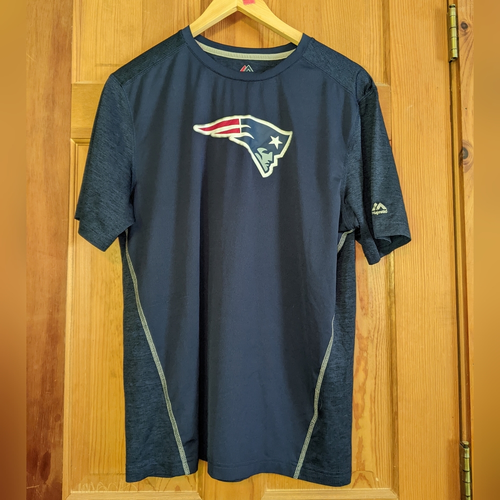 Men's size large Patriots lightweight shirt